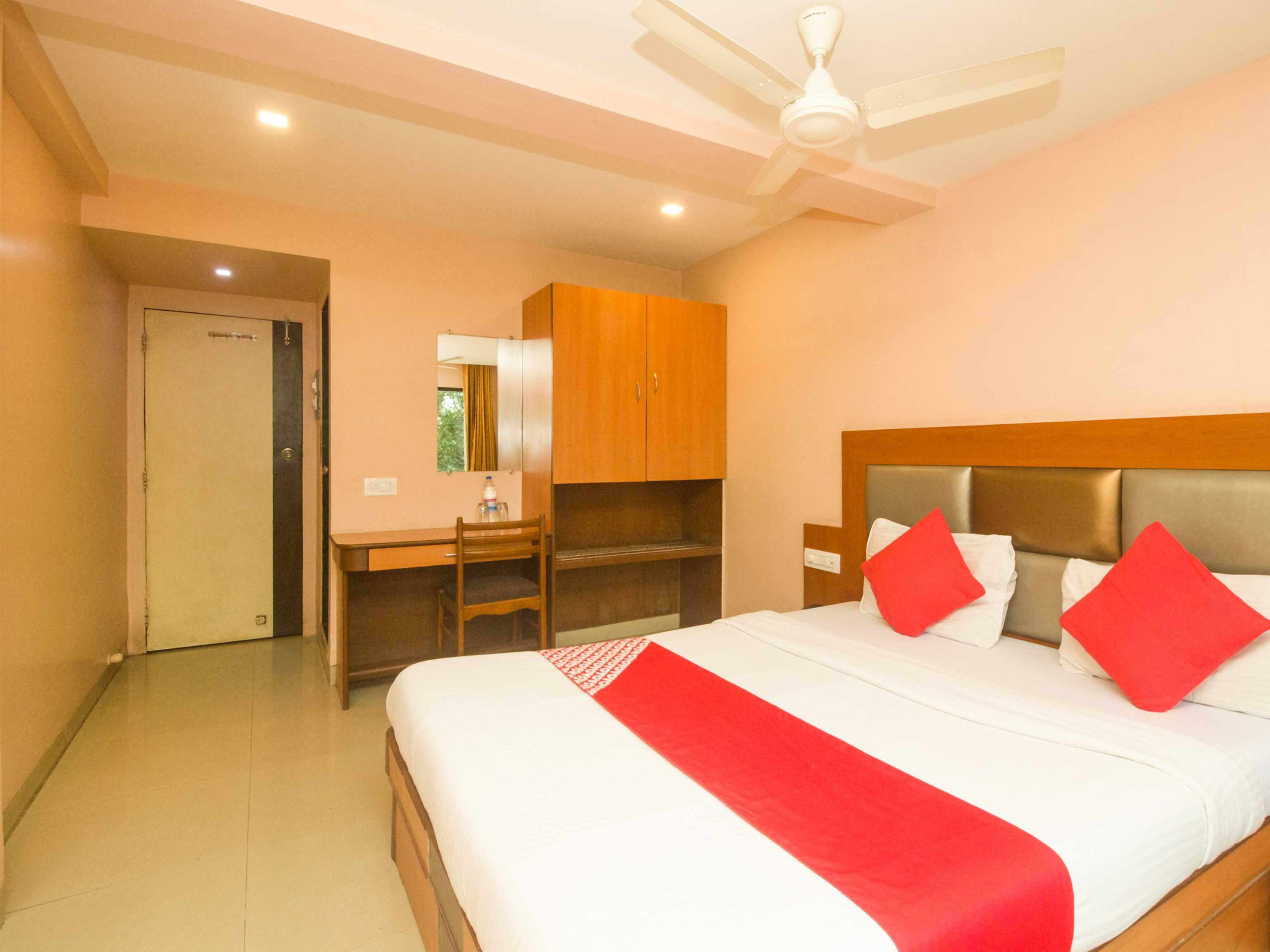 Oyo Hotel Sarovar Grand Kalamboli Luaran gambar